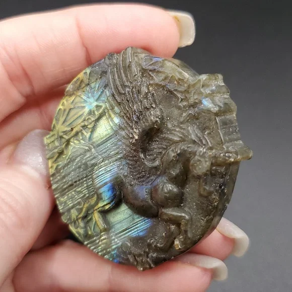 Labradorite Pegasus Coin 🐎 🪽 - Picture 5 of 6